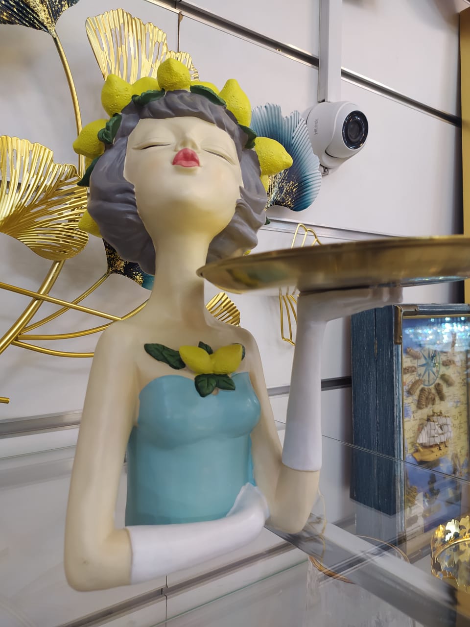 Élégante Statue Porte-Plateau en Résine – Collection Citronnée